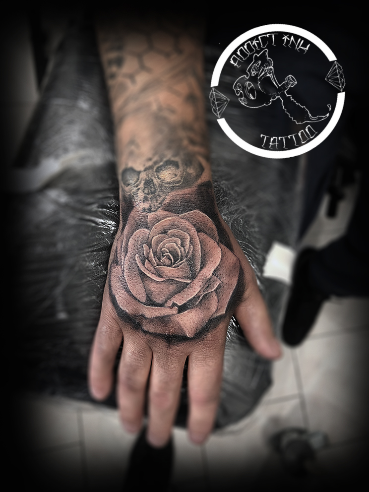 Tatouage Nice rose réaliste main homme noir et gris | Addict Ink Tattoo