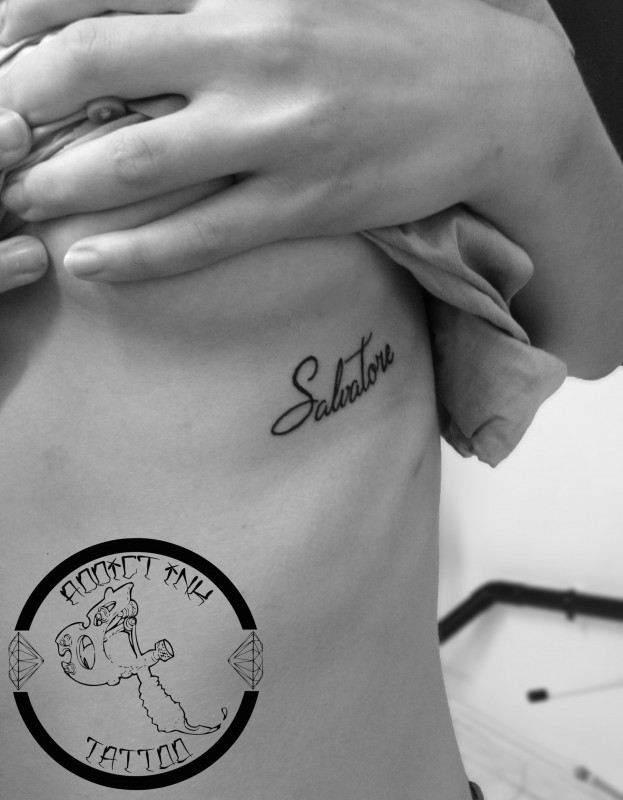 Tatouage Ecriture Sous Poitrine Femme Addict Ink Tattoo Nice