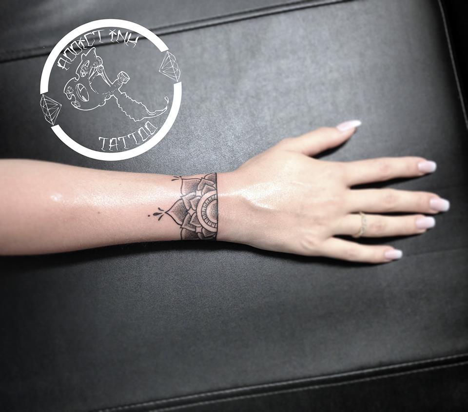 Tatouage bracelet mandala poignet dotwork femme | Addict ...