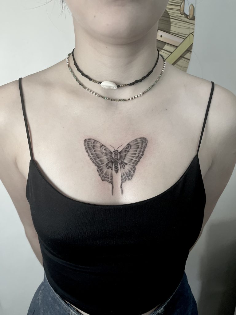 Tatouage papillon chest femme
